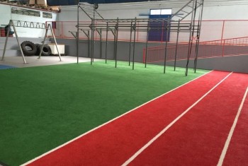 Grama Sintética para Academia: Piso Ideal para Treinos, Funcionalidade e Alta Durabilidade