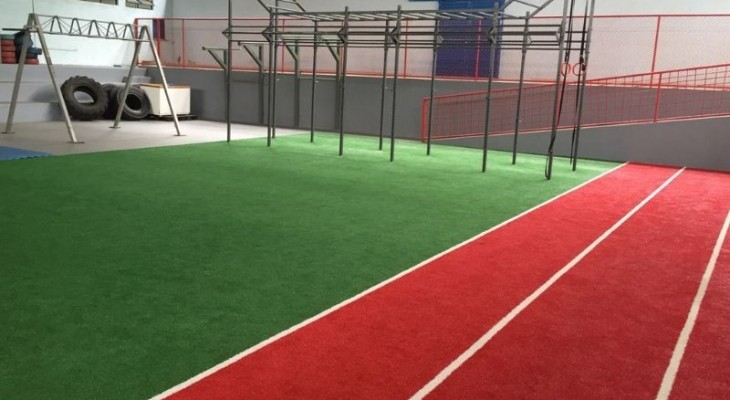 Grama Sintética para Academia: Piso Ideal para Treinos, Funcionalidade e Alta Durabilidade